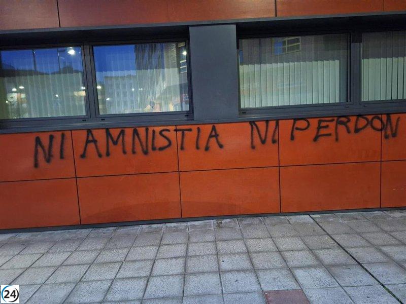Pintadas en la sede del PSOE de León muestran rechazo hacia la amnistía.