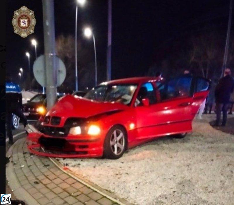 Conducir bajo los efectos del alcohol en León: accidente y prueba positiva al estrellarse con farola
