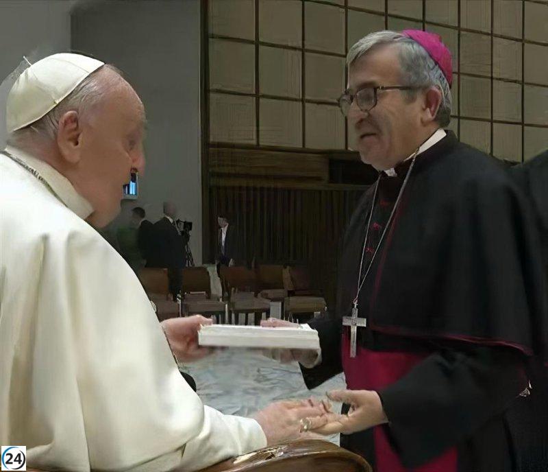 El Arzobispo de Valladolid entrega al Papa actas del congreso sobre Isabel la Católica para promover la evangelización.