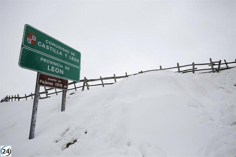 Las nevadas causan cortes de carreteras en provincias del norte de España.