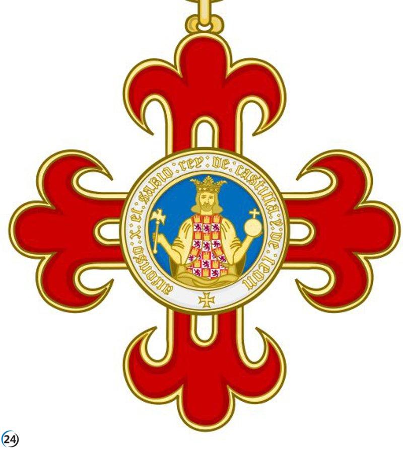 Diego Fernández Magdaleno recibe la Cruz de Alfonso X el Sabio.