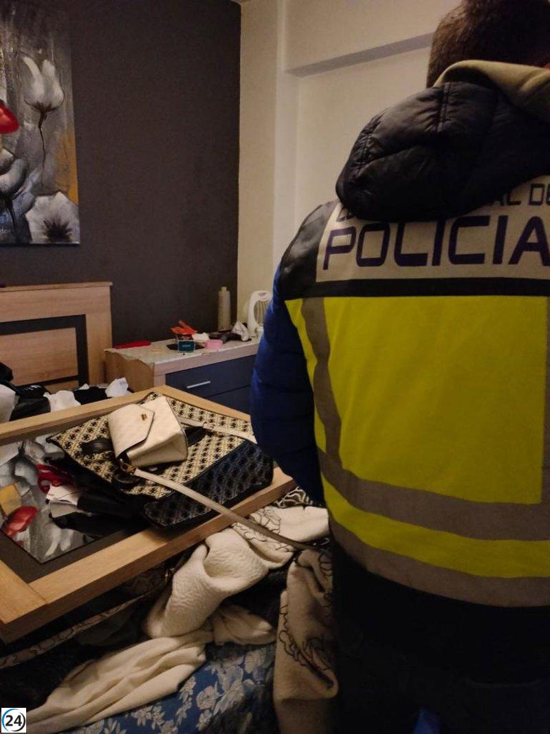 Arrestan a hombre por explotación sexual de mujeres a quienes solo permitía salir a comprar alimentos.