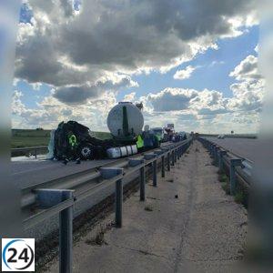 Accidente en la A-1 en Burgos deja a conductor atrapado tras colisión entre dos camiones, carretera cerrada.