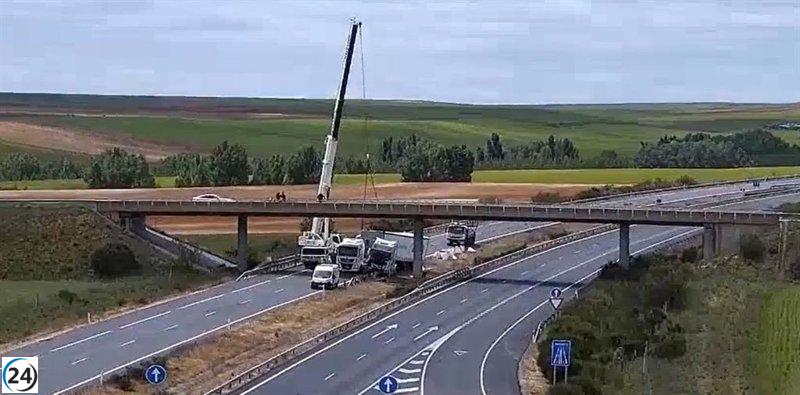 Accidente en la A-62 cerca de Cañizal deja la carretera cortada por camión implicado