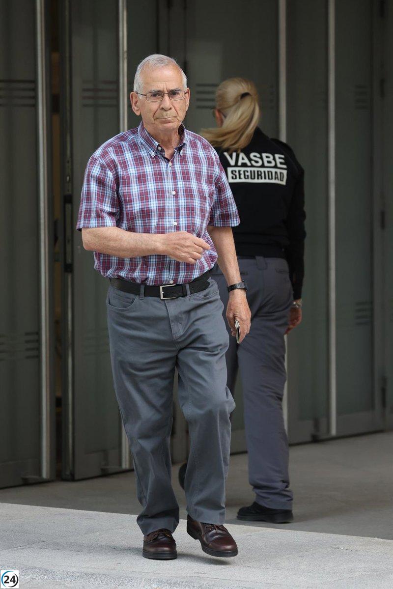 Anciano acusado de enviar paquetes explosivos reconoce interés en explosivos.