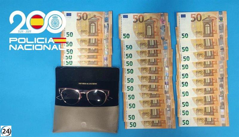 Empleados de gasolinera devuelven objetos de valor a cliente generosa