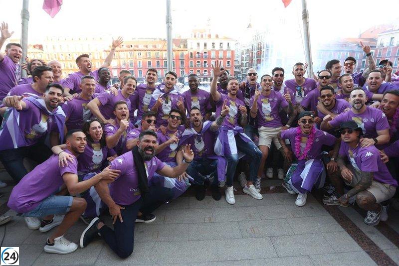 Aficionados blanquivioletas llenan la Plaza Mayor de Valladolid para celebrar el ascenso del Real Valladolid.