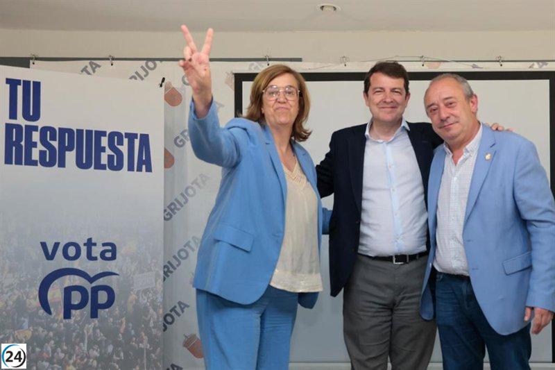 Mañueco urge a votar por el PP para evitar que Sánchez gane terreno y cuestiona su gestión en asuntos internacionales.