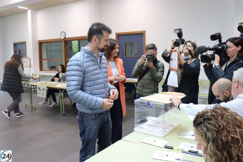 Tudanca insta a los ciudadanos a participar en unas elecciones cruciales.