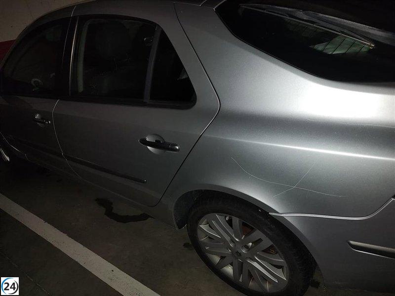 Mujer arrestada por destrozar autos en Ávila.