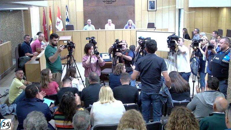 El pleno de Villaquilambre (León) desalojado durante debate sobre el Centro de Migrantes.