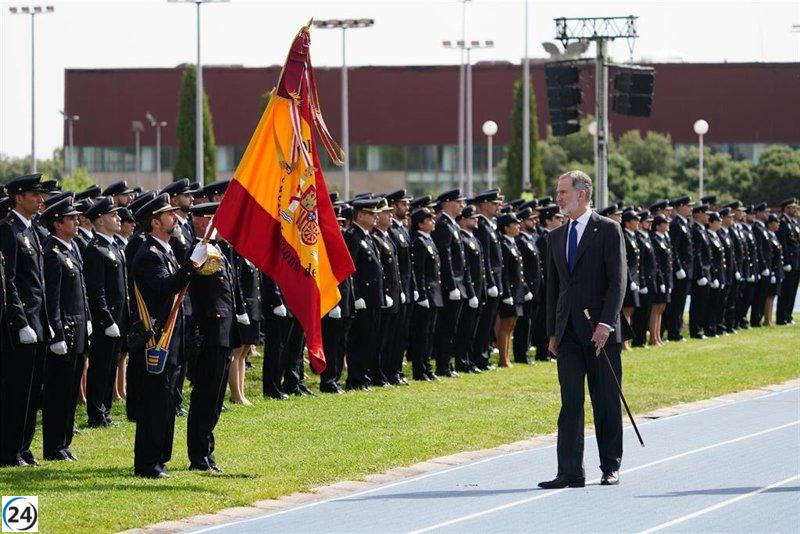 El rey preside en Ávila la graduación de más de dos mil agentes de la Policía Nacional.