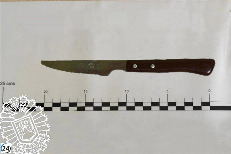 Menor detenido en Burgos por amenazar a su hermano con un cuchillo de cocina en la calle.