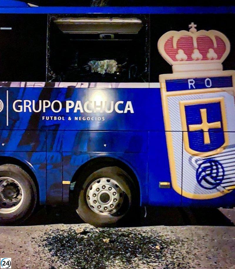 El autobús del Real Oviedo aparece vandalizado en Ávila antes del partido de Copa.
