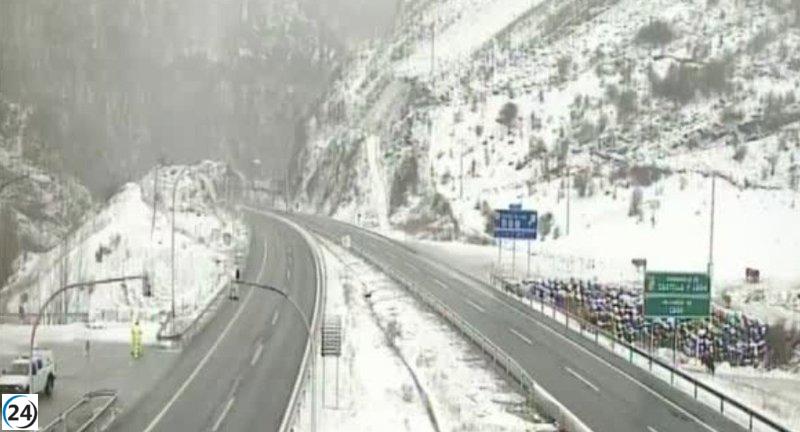 La nieve interrumpe el tránsito en las montañas de Burgos.