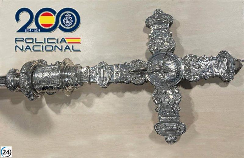 Arrestado por el robo de una cruz parroquial del siglo XVII valorada en mil euros.