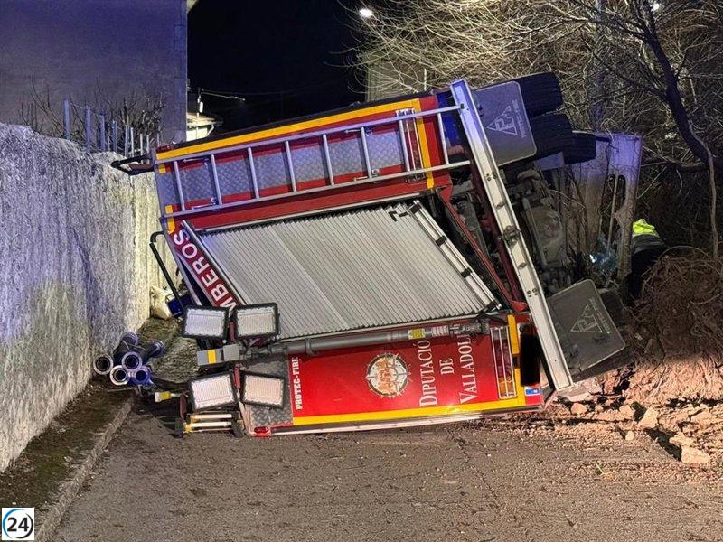Tres bomberos lesionados en accidente de camión en Peñafiel, Valladolid.