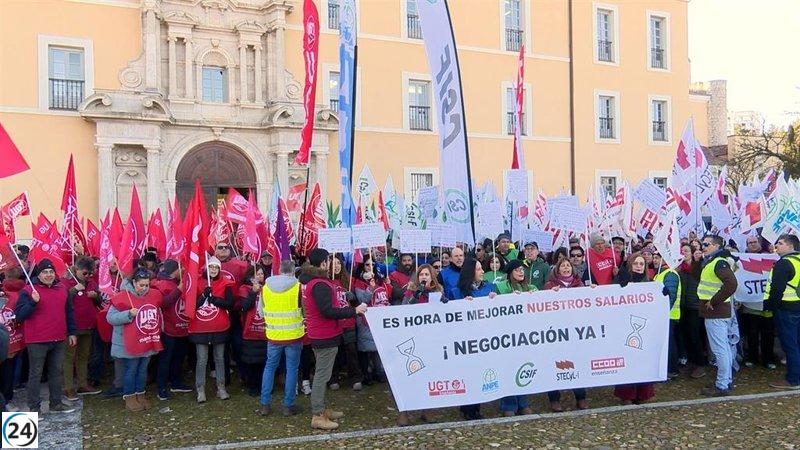 Cincuenta profesores demandan a la Junta por salarios justos mientras se abre al diálogo.
