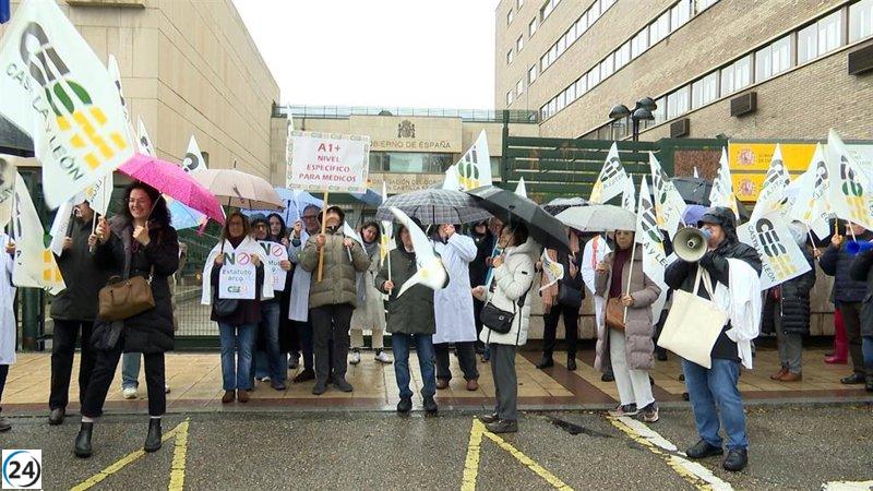 Protesta en Valladolid: 70 personas piden un Estatuto Médico propio frente al borrador del Estatuto Marco.