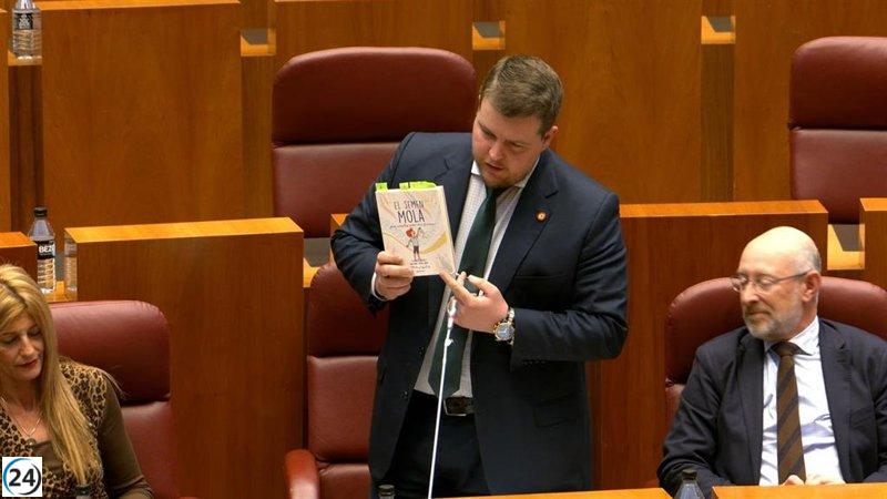 Vox critica la recomendación de un libro sobre sexualidad infantil en Castilla y León.