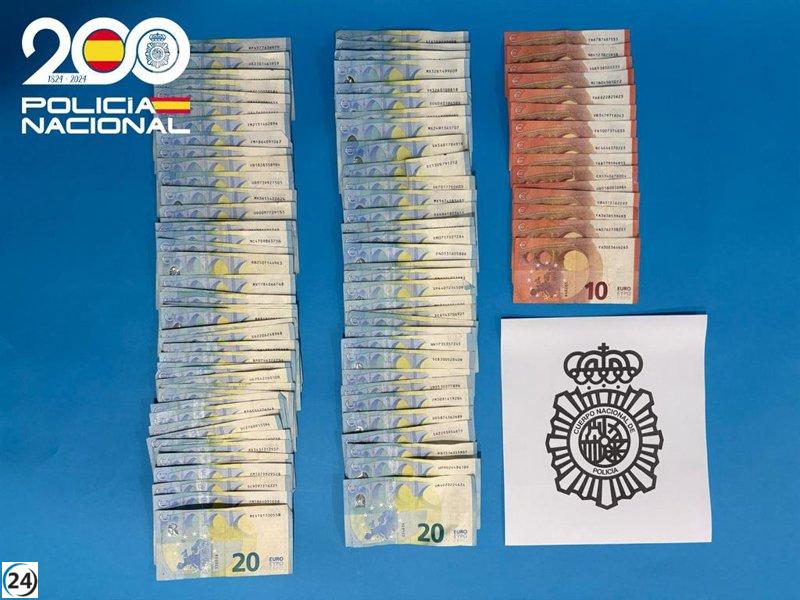 La policía interviene 1.810 euros que un anciano desechaba por la ventana en Aranda.