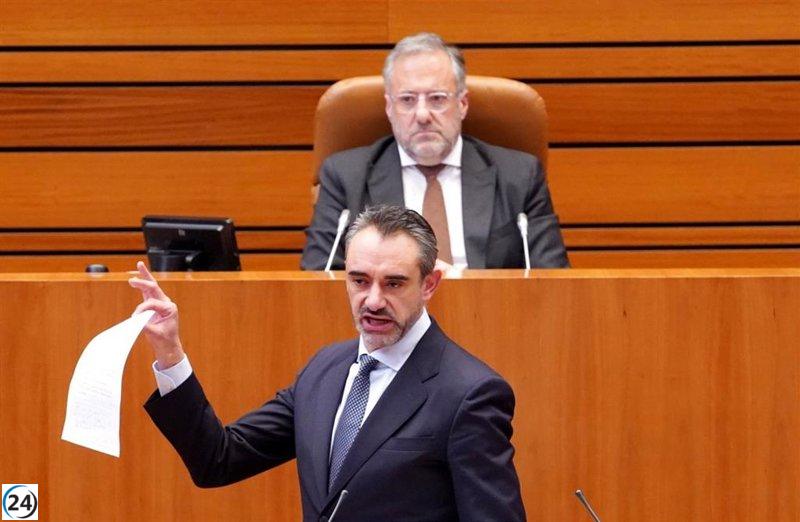 Vox desafía a Mañueco: negociará los PGC solo si se opone a la inmigración ilegal y limita la llegada de menores.