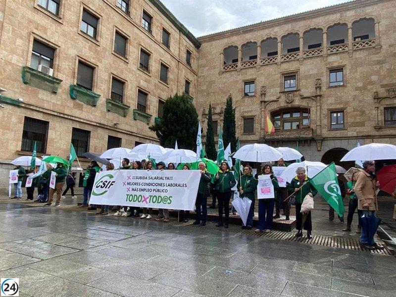 Funcionarios de CyL protestan por un pacto salarial justo.