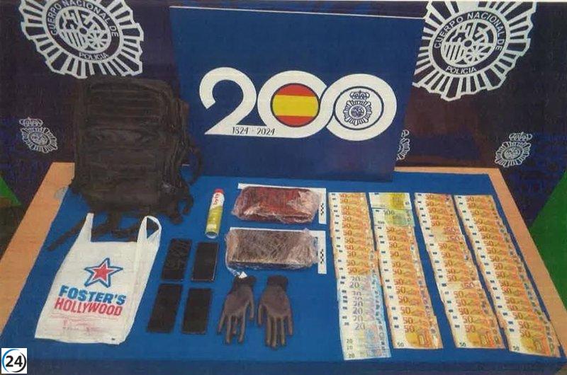 Capturan a dos individuos en Valladolid tras lanzar y recuperar dos kilos de cocaína desde un coche.