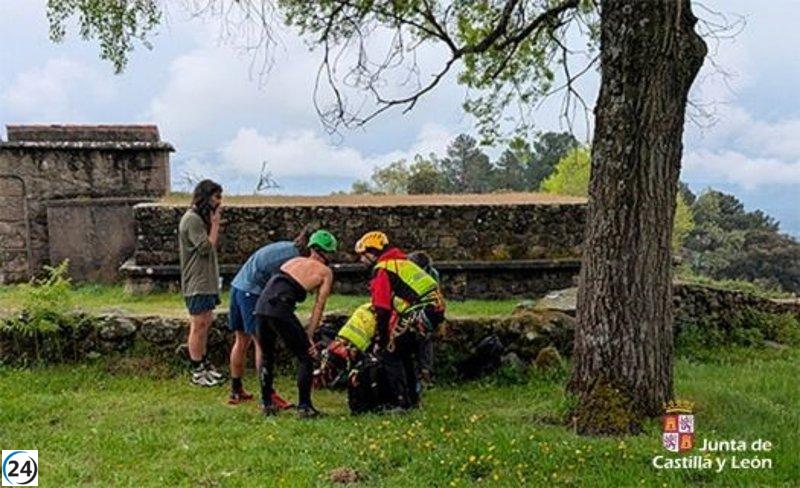 Rescatan a un joven herido en Gavilanes mediante helicóptero.