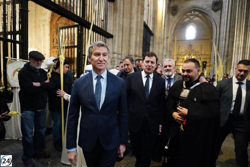 Feijóo se une a Mañueco en la tradicional procesión de 'La Borriquilla' en Salamanca.