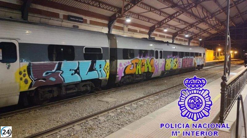 Condena por grafitis en trenes de Medina genera dudas sobre beneficios indebidos de RENFE.