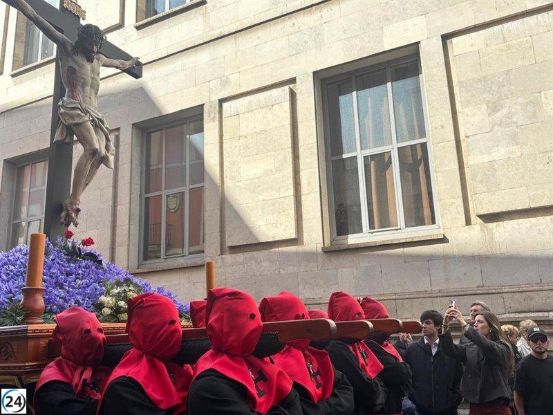 Multitudinaria procesión del 'Santísimo Cristo de la Luz' en Valladolid este Jueves Santo.