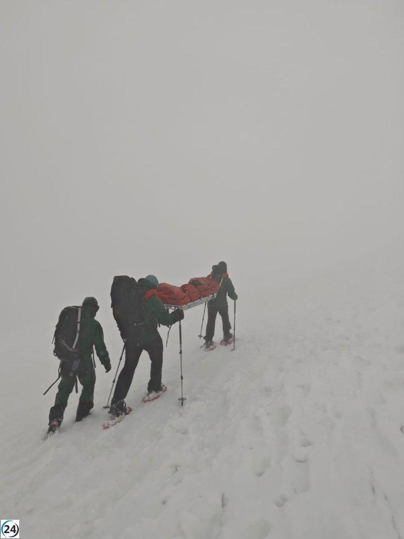 Tres montañeros rescatados en Gredos: uno sufre ceguera temporal por no usar protección solar.
