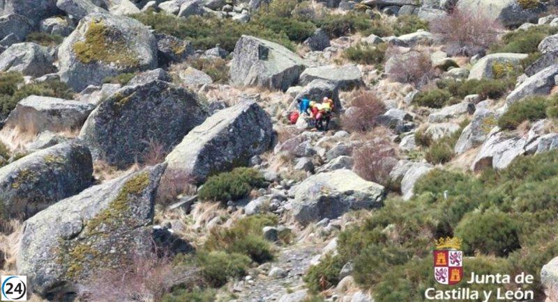 Rescatan a mujer lesionada en helicóptero tras caída en carretera de Ávila.