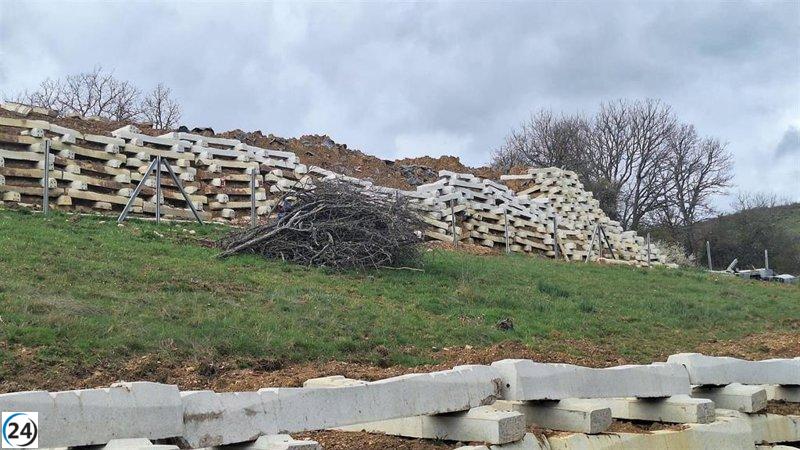 Encuentran un vertedero de paneles solares en Vallespinoso de Cervera, cerca de un arroyo.