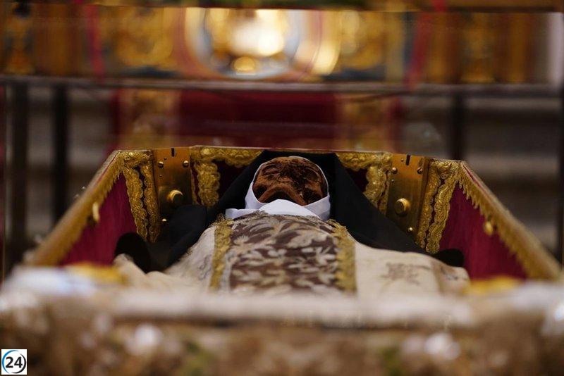 El cuerpo de Santa Teresa se expone al público después de más de un siglo.
