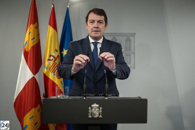 Mañueco exige al Gobierno que respete las concesiones a Castilla y León y critica sus subvenciones al transporte.