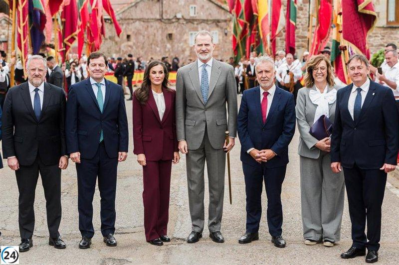 Felipe VI insta a las administraciones a unirse para enfrentar los desafíos de la España despoblada.