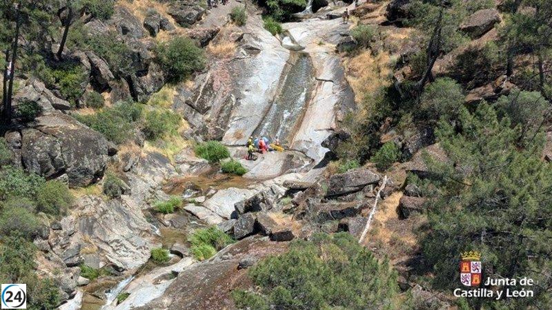 Joven gravemente herida tras caer 20 metros en cascada de Ávila es rescatada con éxito.