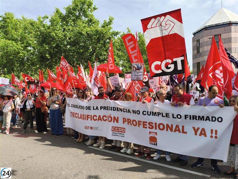 Doscientas personas se manifiestan frente a la Junta por el incumplimiento en la reclasificación del personal.