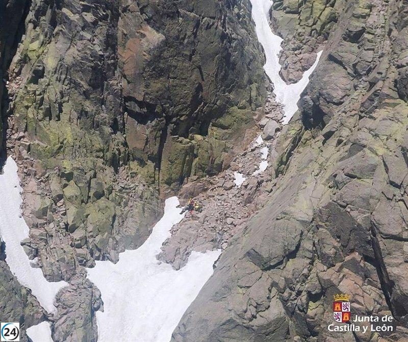 Montañero salvado tras caer en nieve en Portilla del Crampón, Ávila.