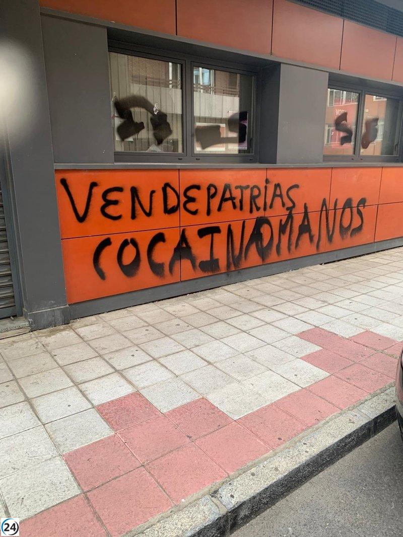 Pintadas ofensivas asedian sede del PSOE en León, JJSS las califica de 