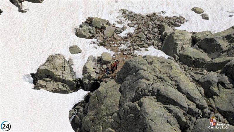 Rescatado de una zona nevada y peligrosa en la Laguna Cimera (Ávila)