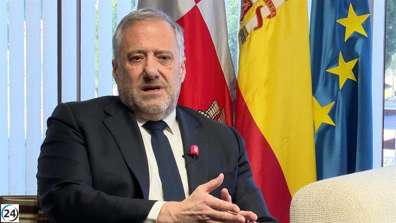 Pollán exige al PSOE la retirada inmediata de la bandera arcoíris instalada sin autorización.