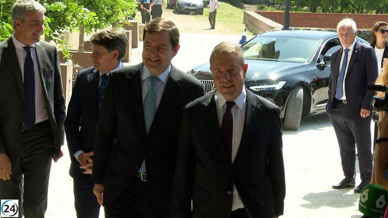 Mañueco acusa a Sánchez de desviar la atención con falsas maniobras y demanda elecciones.