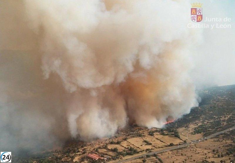 Mejora en el incendio de Navaluenga (Ávila), que abarca un perímetro de 26 km y sigue activo.