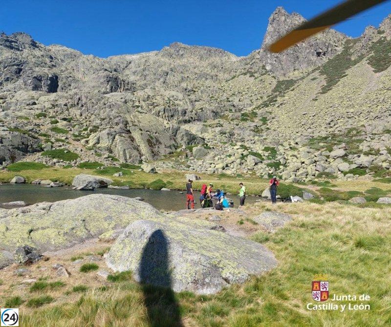 Montañero de 35 años es rescatado tras sufrir lesiones en Gredos, Ávila.