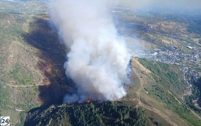 Vigésima de medios se unen para apagar incendio en Villafranca del Bierzo.