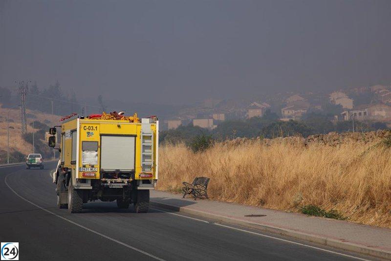 Incendio en San Bartolomé (Ávila) se agrava por condiciones climáticas desfavorables.