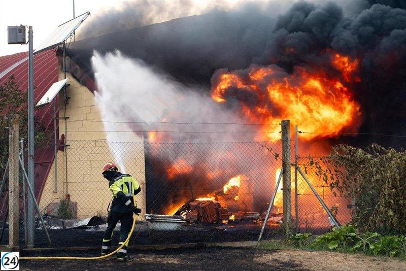 Más de 4.300 habitantes de León, evacuados a pabellones tras incendios.